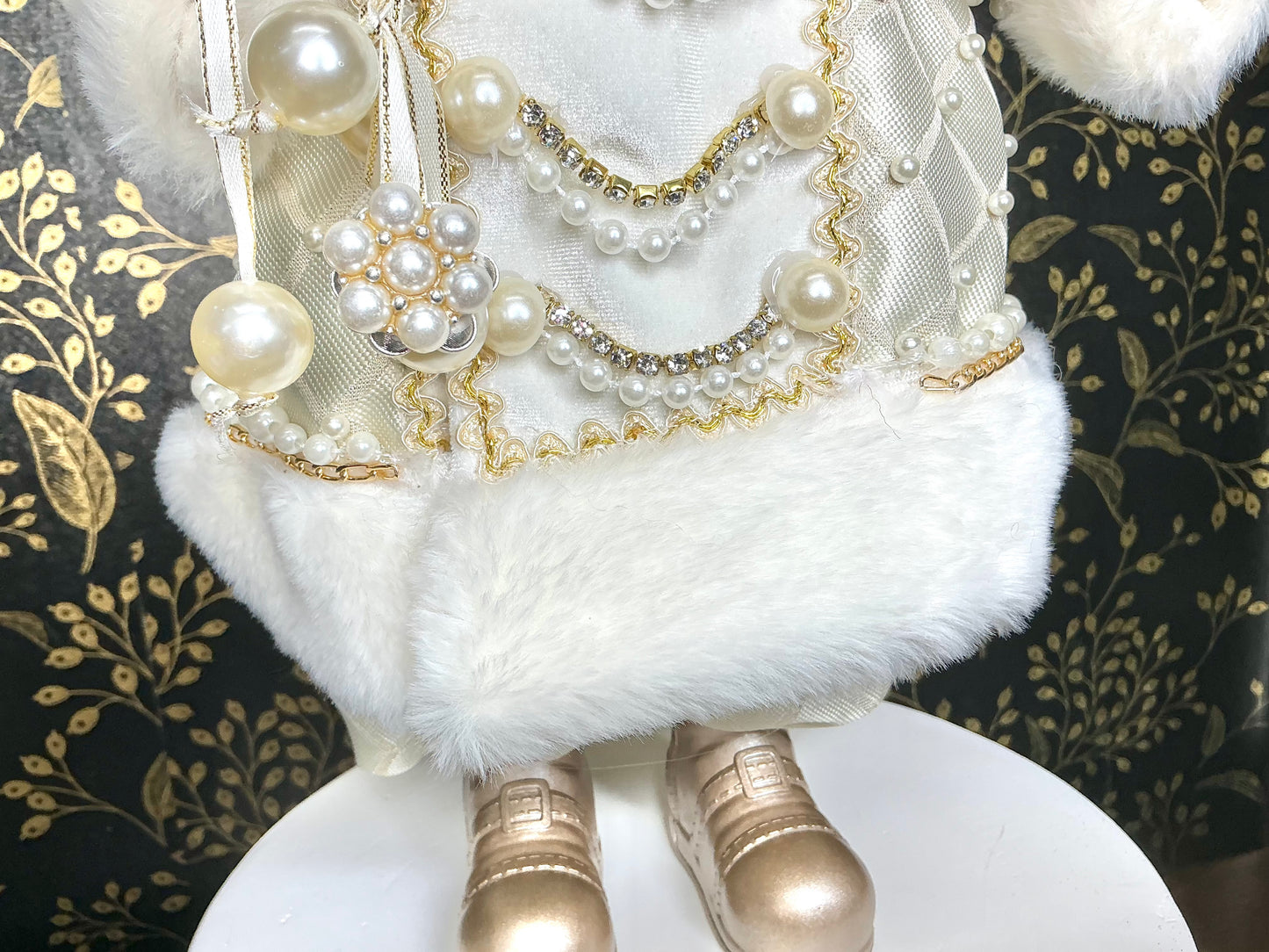 Pear and Jewel Champagne Santa, 4415583