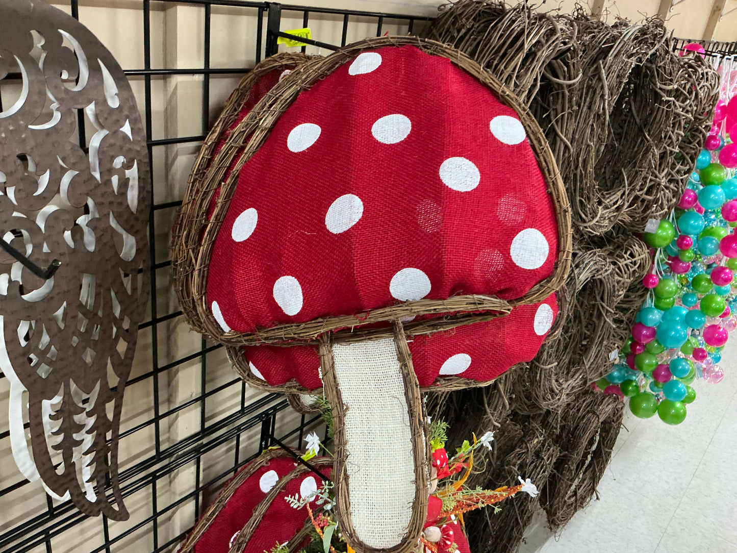 Mushroom grapevine shape wreath, 63354RD