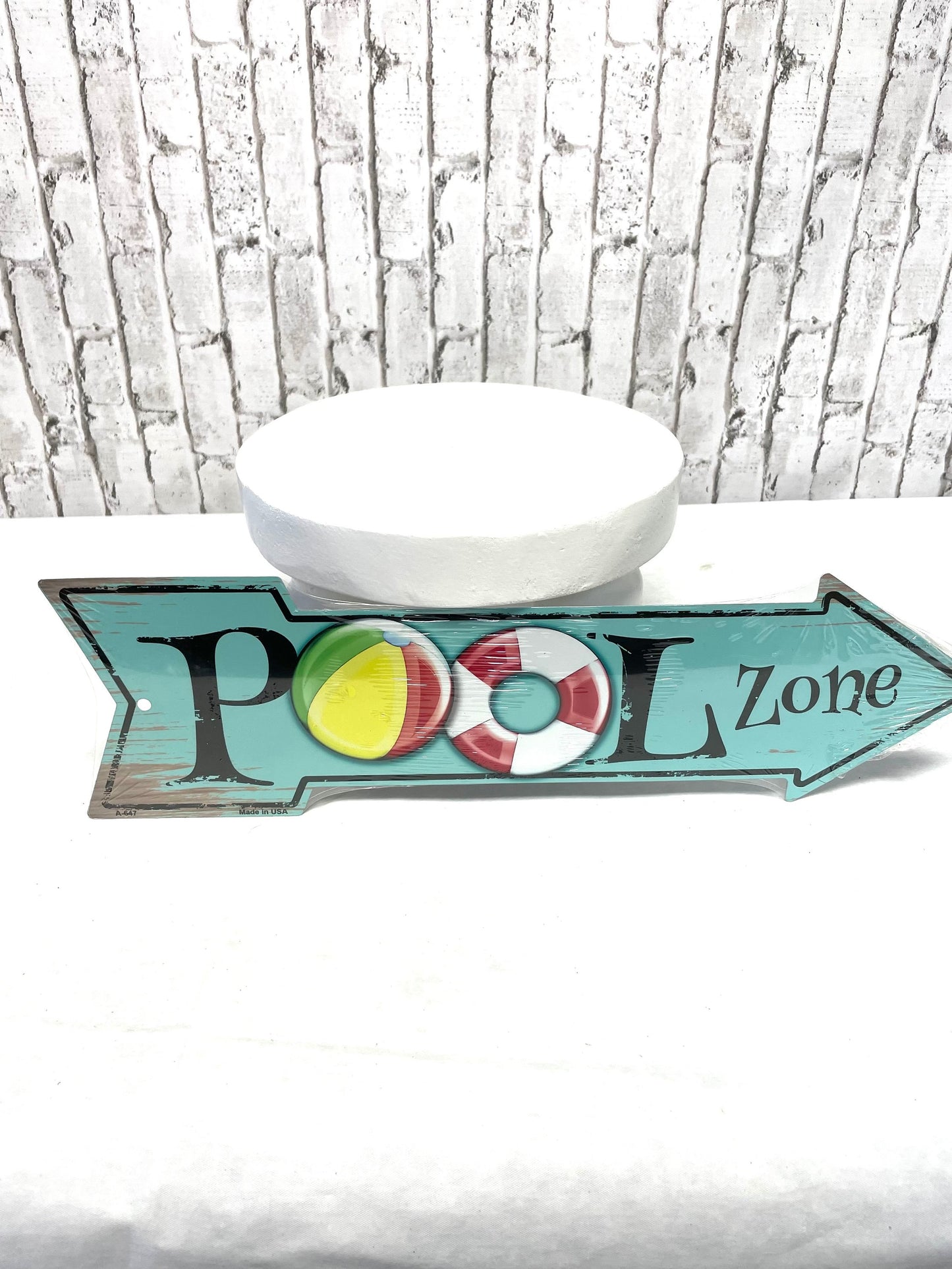 pool arrow sign