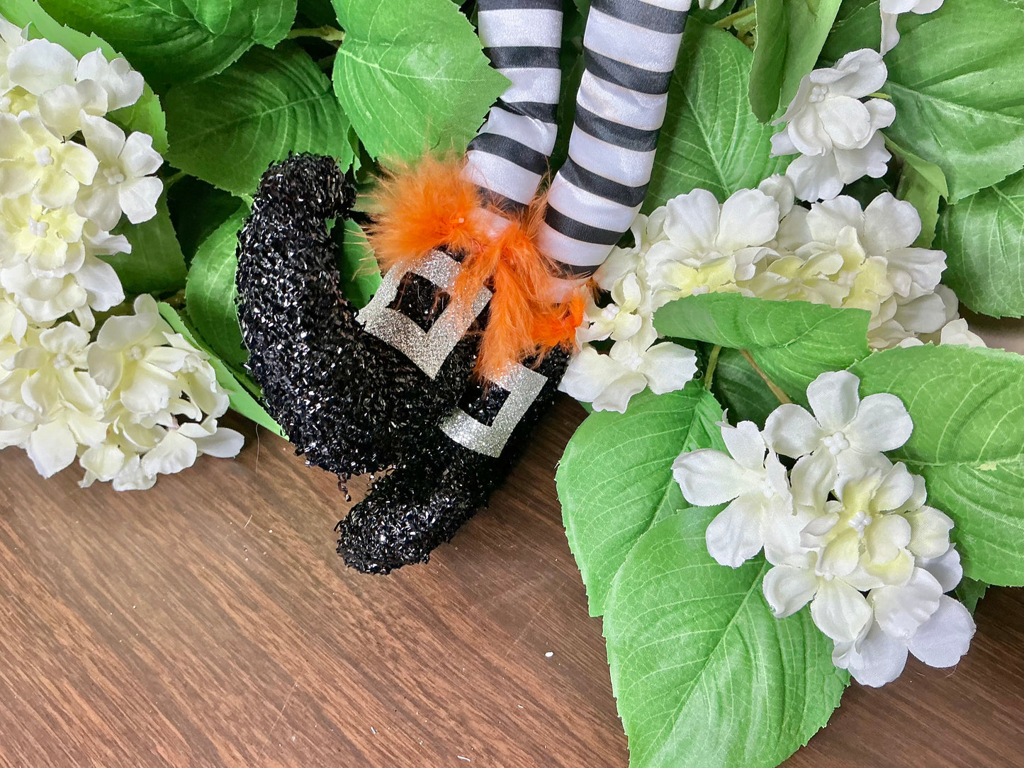 Furry witch hat w legs wreath attachment, HH7522