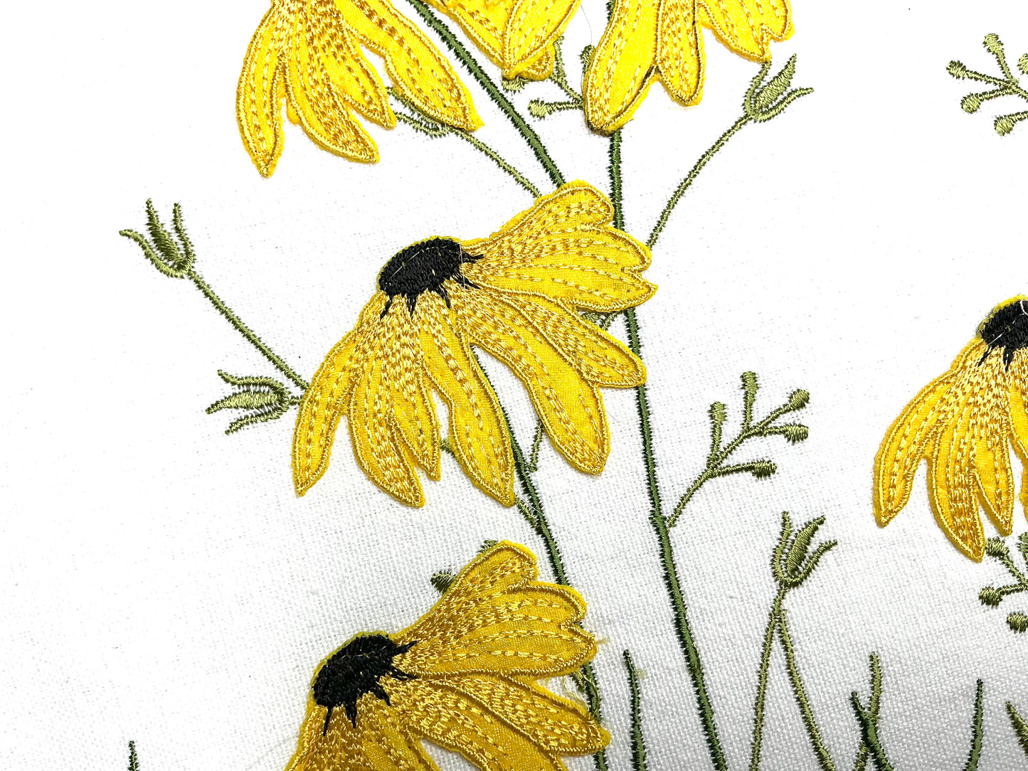 Check table runner with daisies, D Stevens, 18-2910