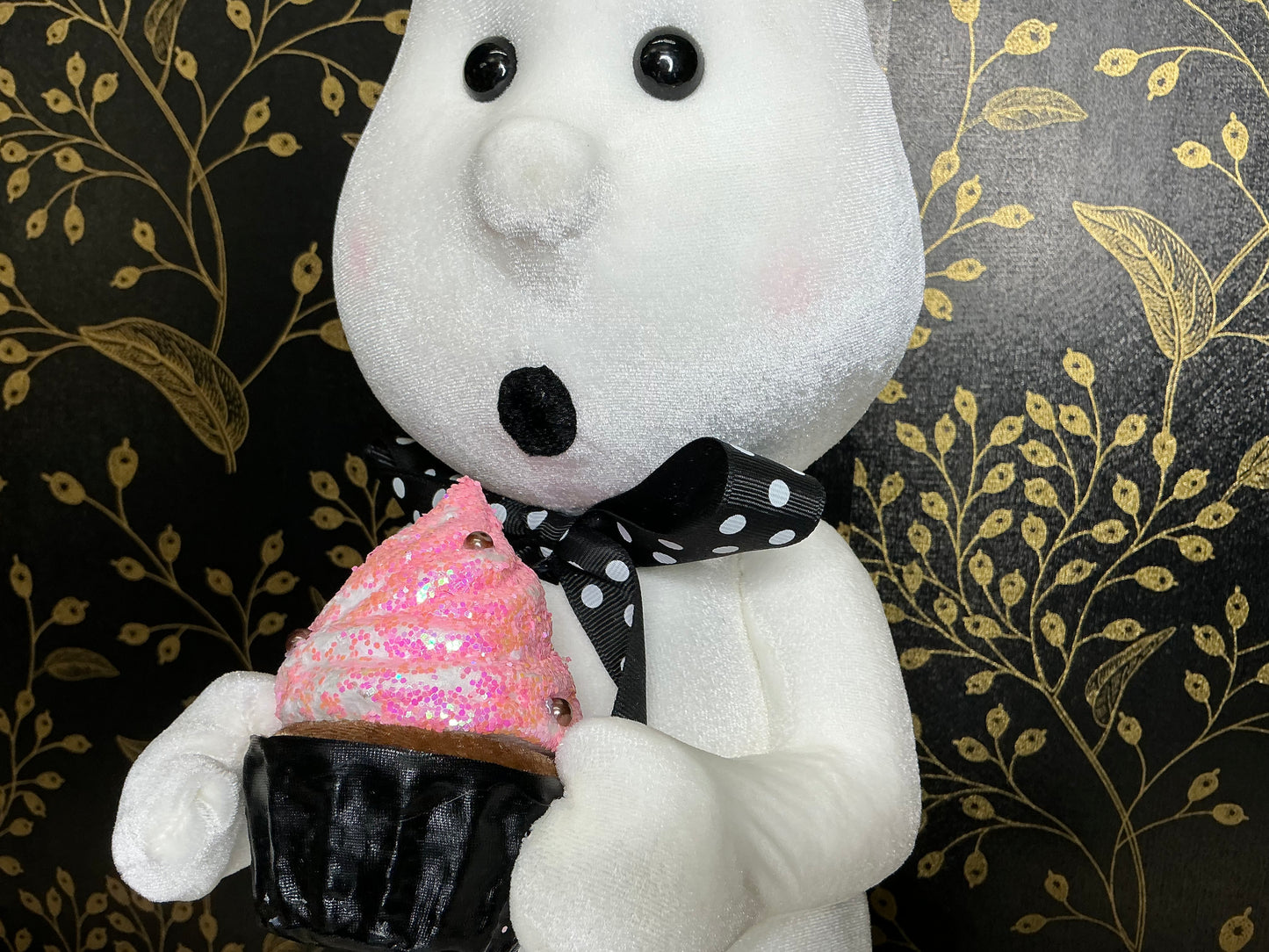Ghost with cupcake, December diamonds, 08-00142