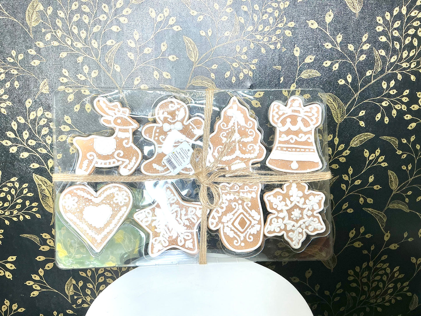 Box of gingerbread Ornaments, 4416141