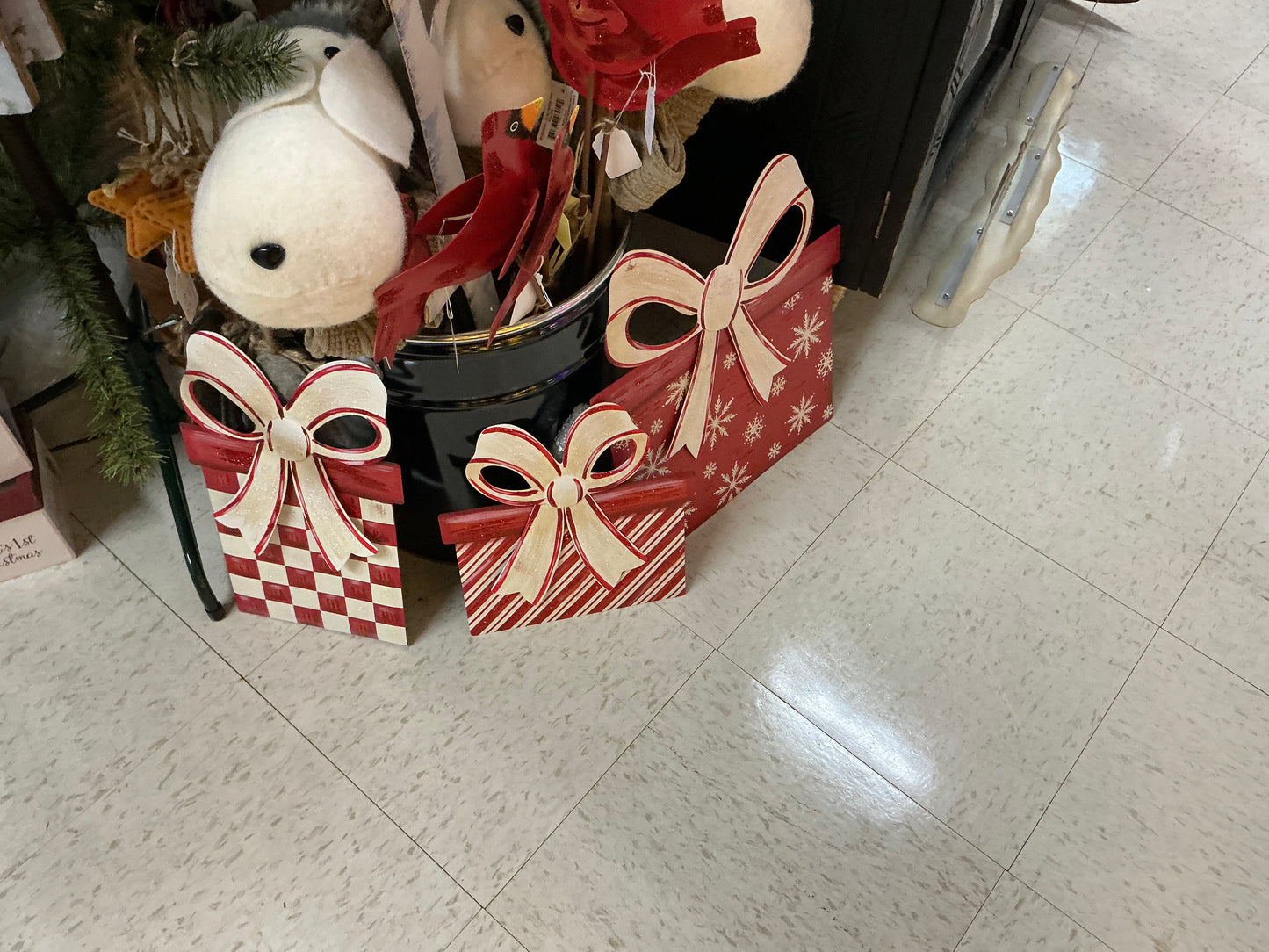 Red & White Gifts, Round Top Collection