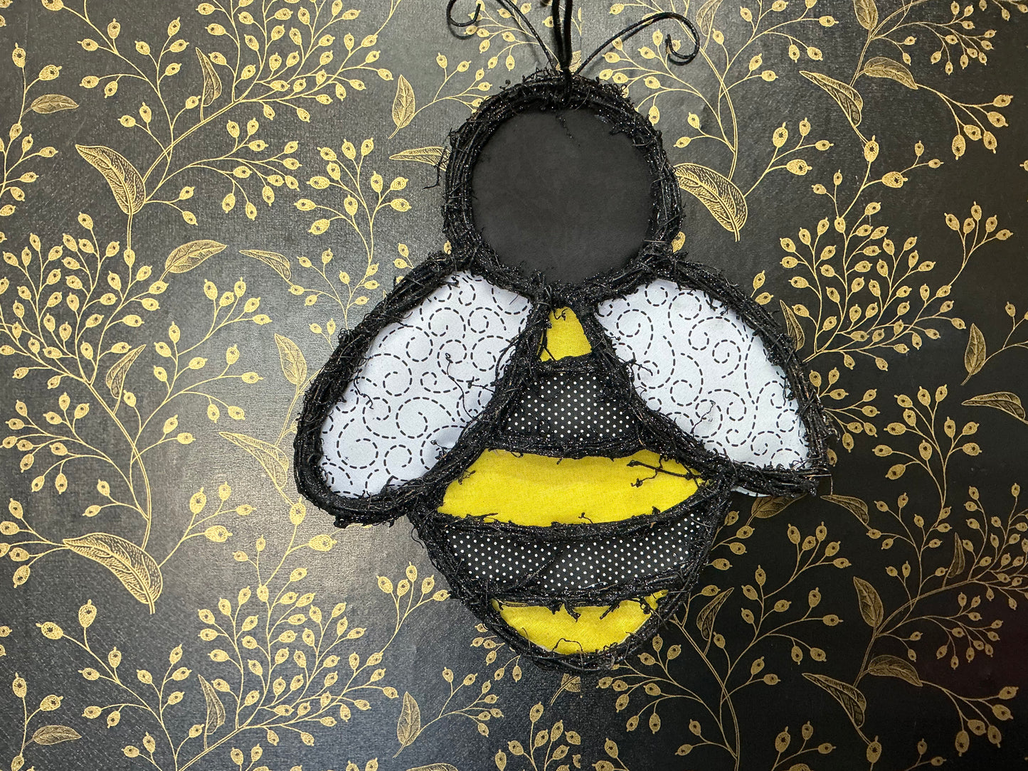 Bee with glitter - Grapevine Shape