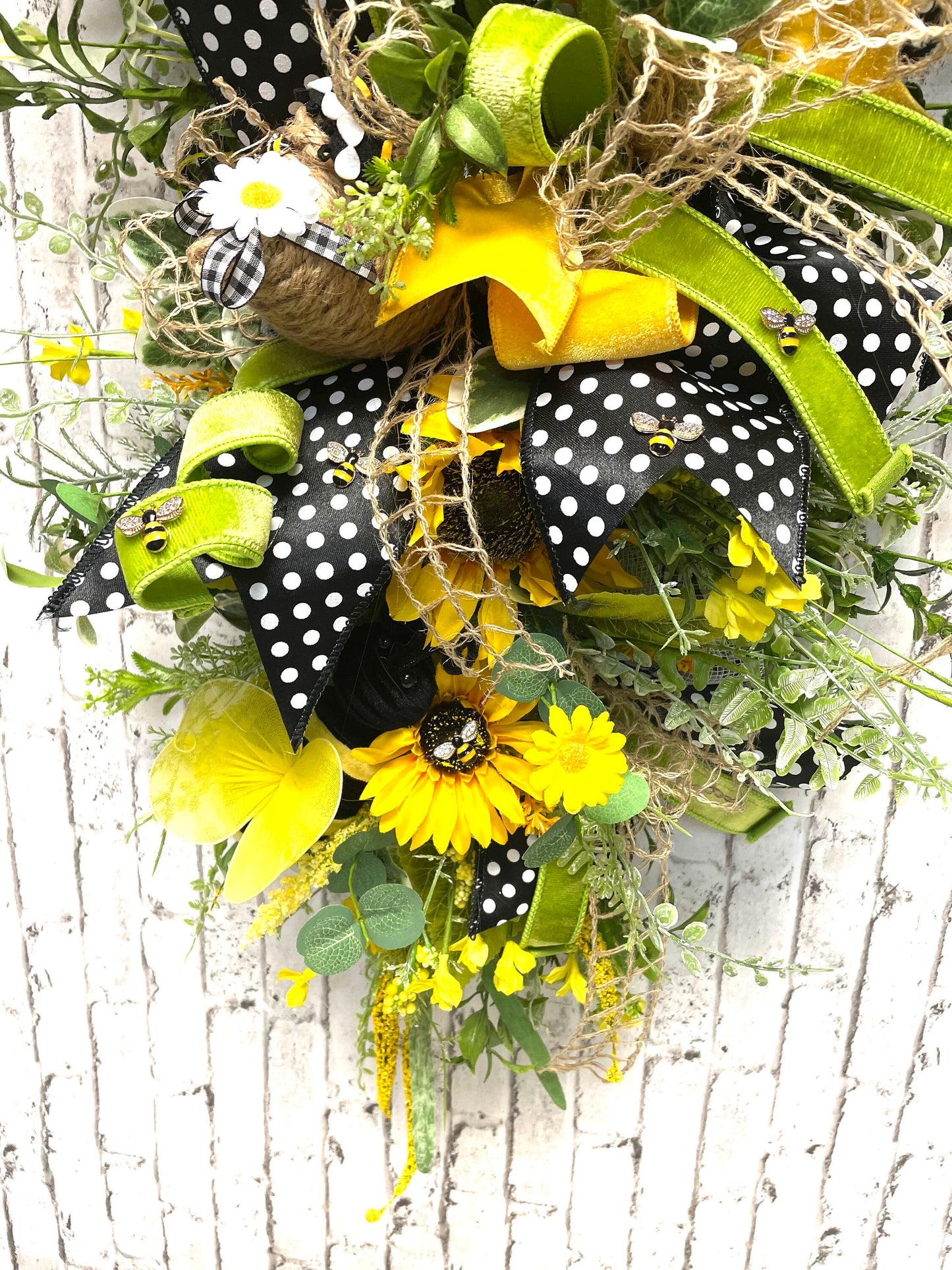 bee swag, spring bee swag, spring swag, summer swag, summer bee swag, bee themed decor, bee decor, free shipping.