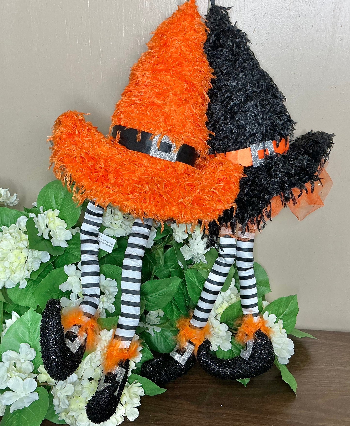 Furry witch hat w legs wreath attachment, HH7522