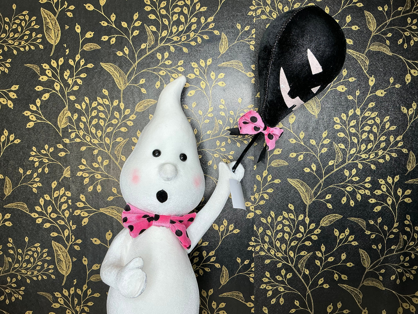 Ghost with balloon, December diamonds, 08-00144