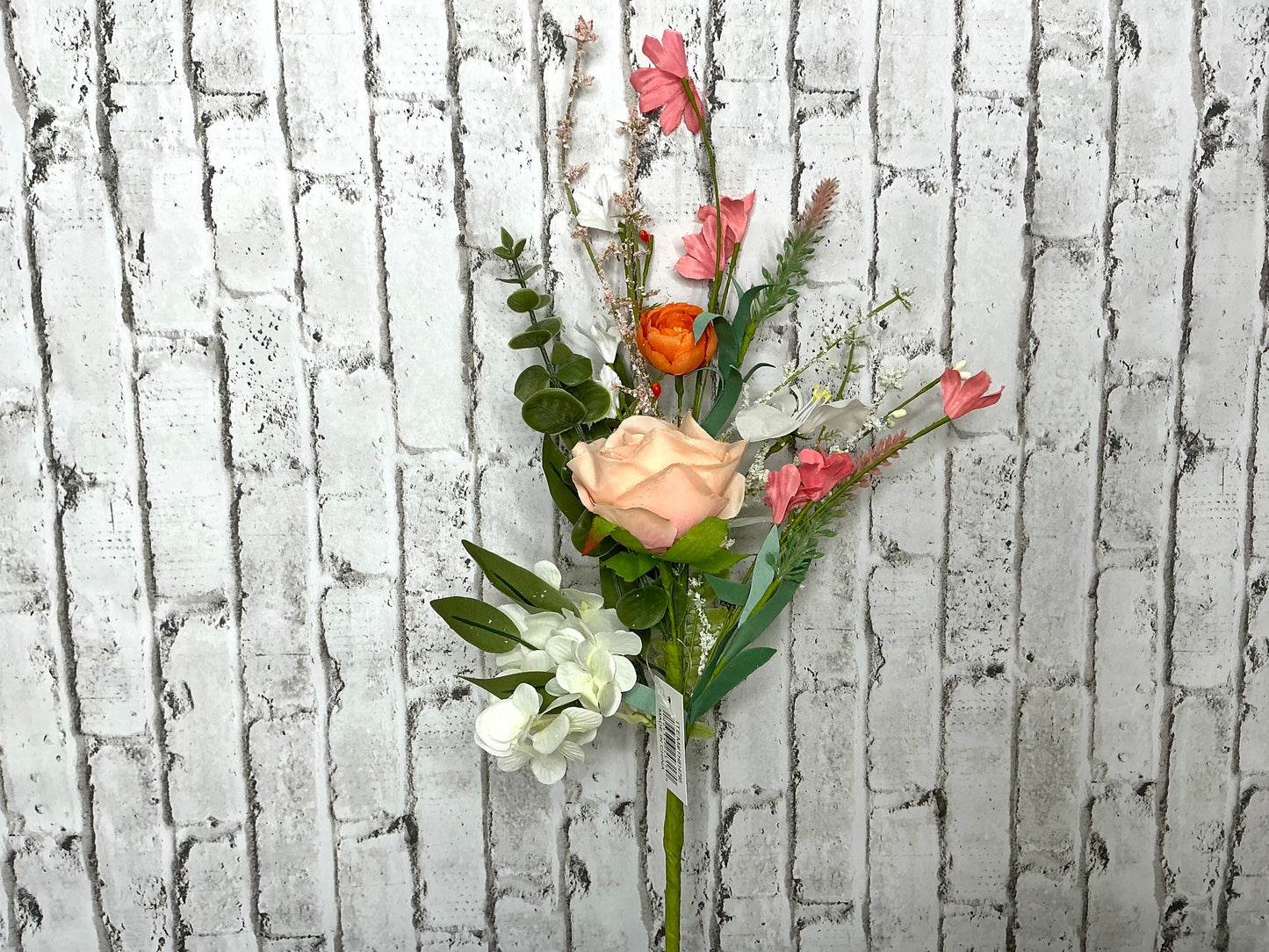 Orange rose/hydrangea flower spray, FH814795