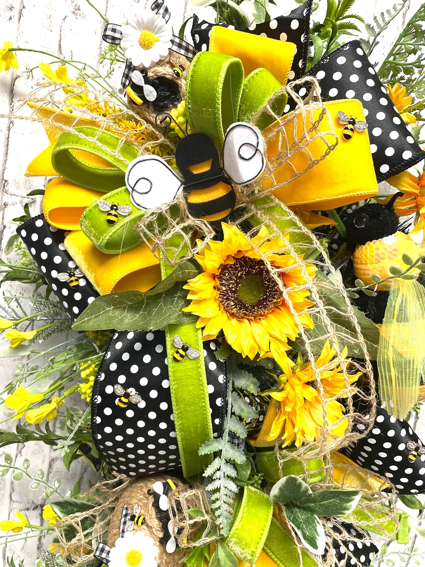 bee swag, spring bee swag, spring swag, summer swag, summer bee swag, bee themed decor, bee decor, free shipping.