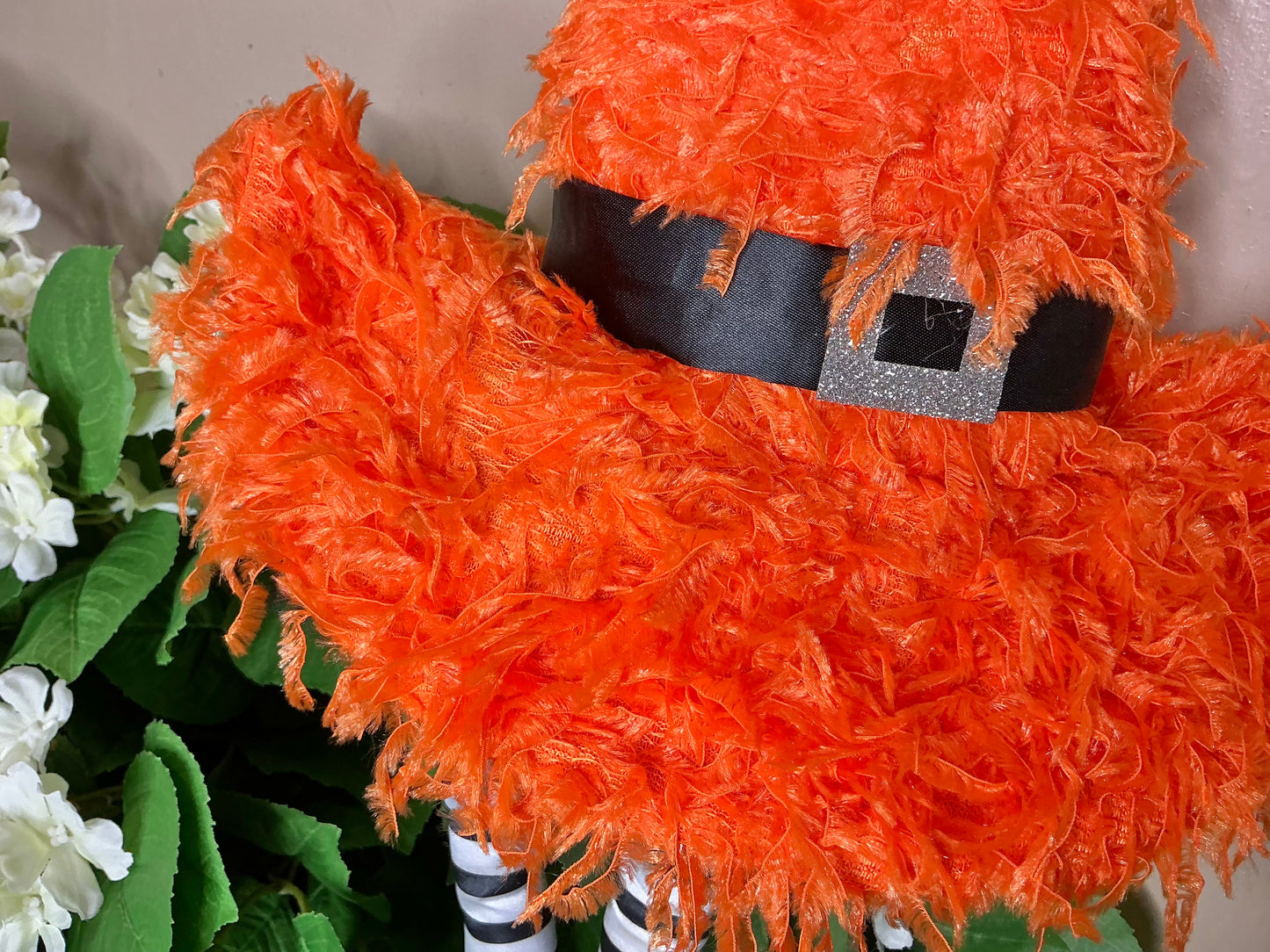 Furry witch hat w legs wreath attachment, HH7522