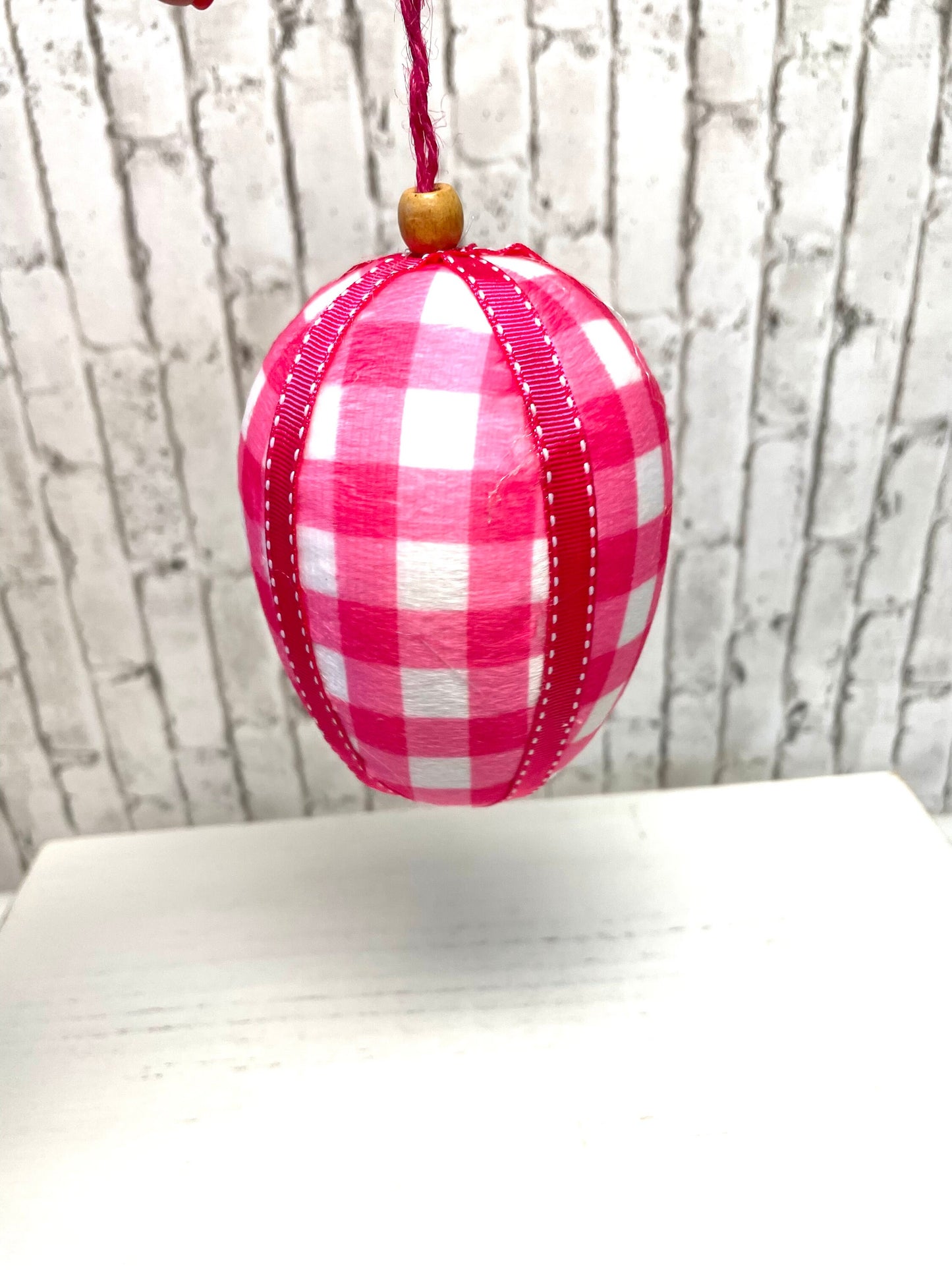 Gingham hot pink orn egg