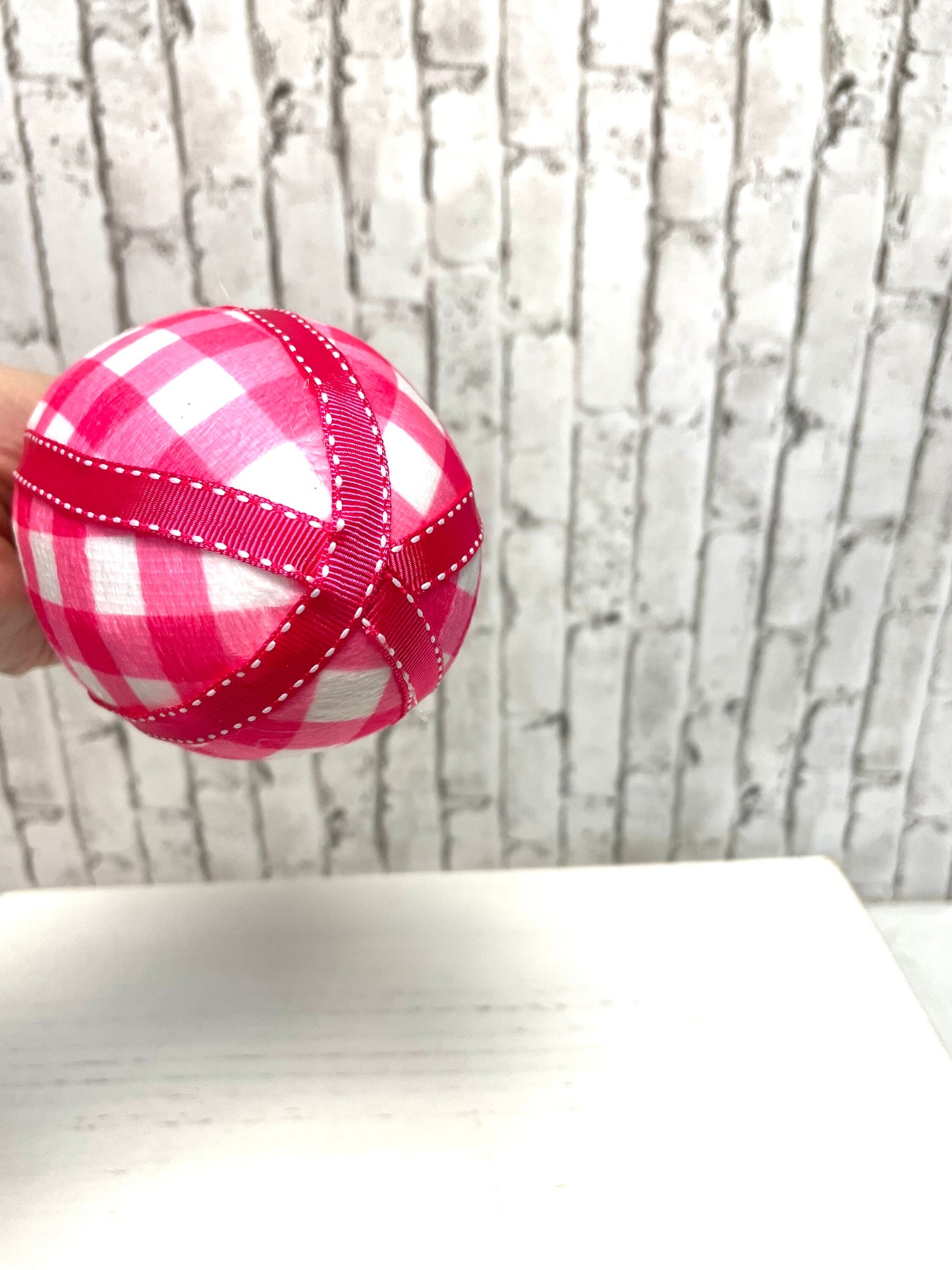 Gingham hot pink orn egg