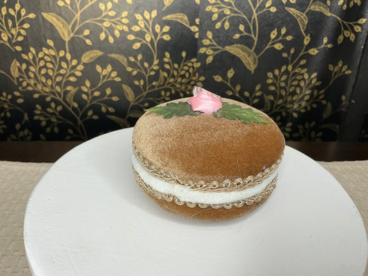 Brown Macaron, December diamonds, 08-00206