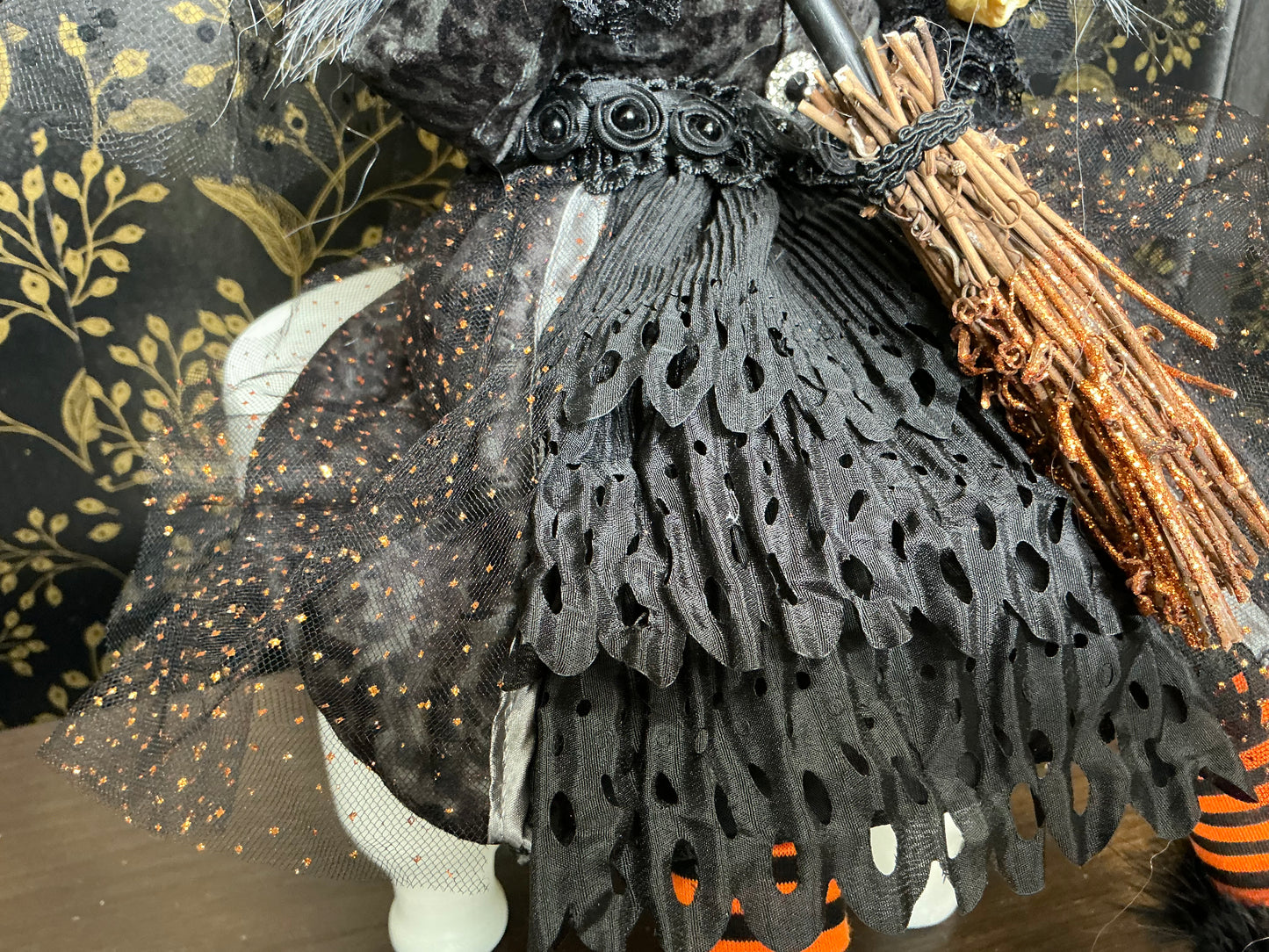 Halloween witch shelf setter, MTH13416
