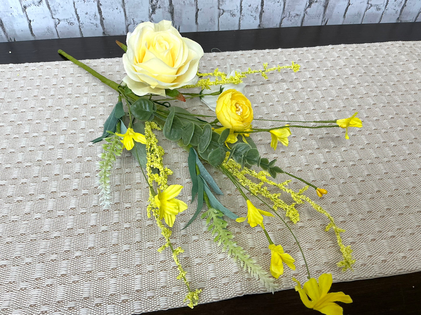 Yellow rose/hydrangea spray, FH814729