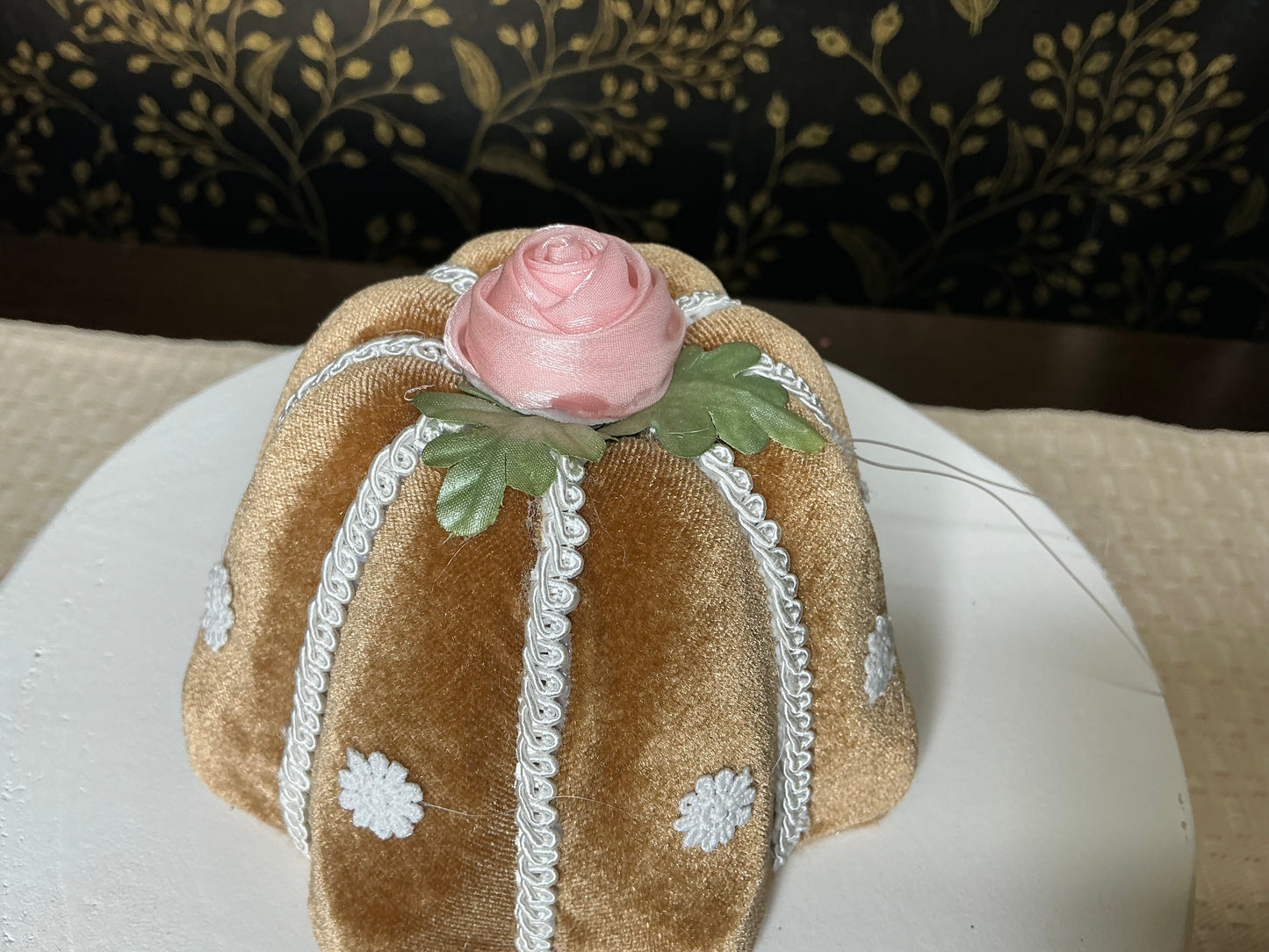 Bundt cake ornament, December diamonds, 08-00215