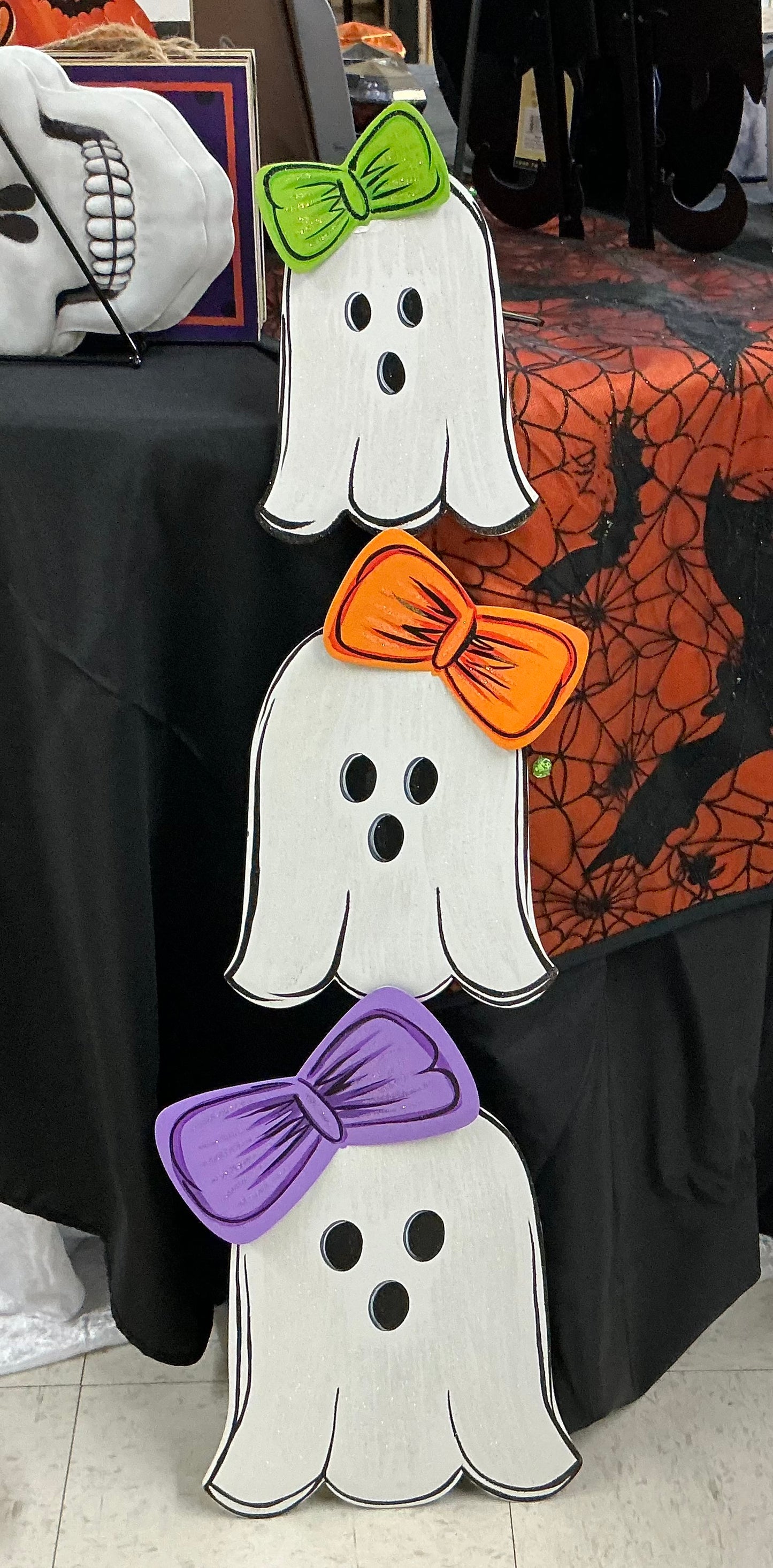 3ghost Topiary with bows, Round Top Collection