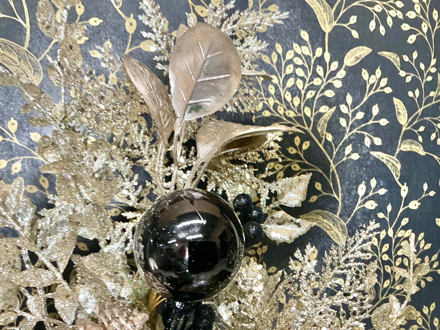 Leaf/Berry/Cone Spray, Black/gold, MTX74074