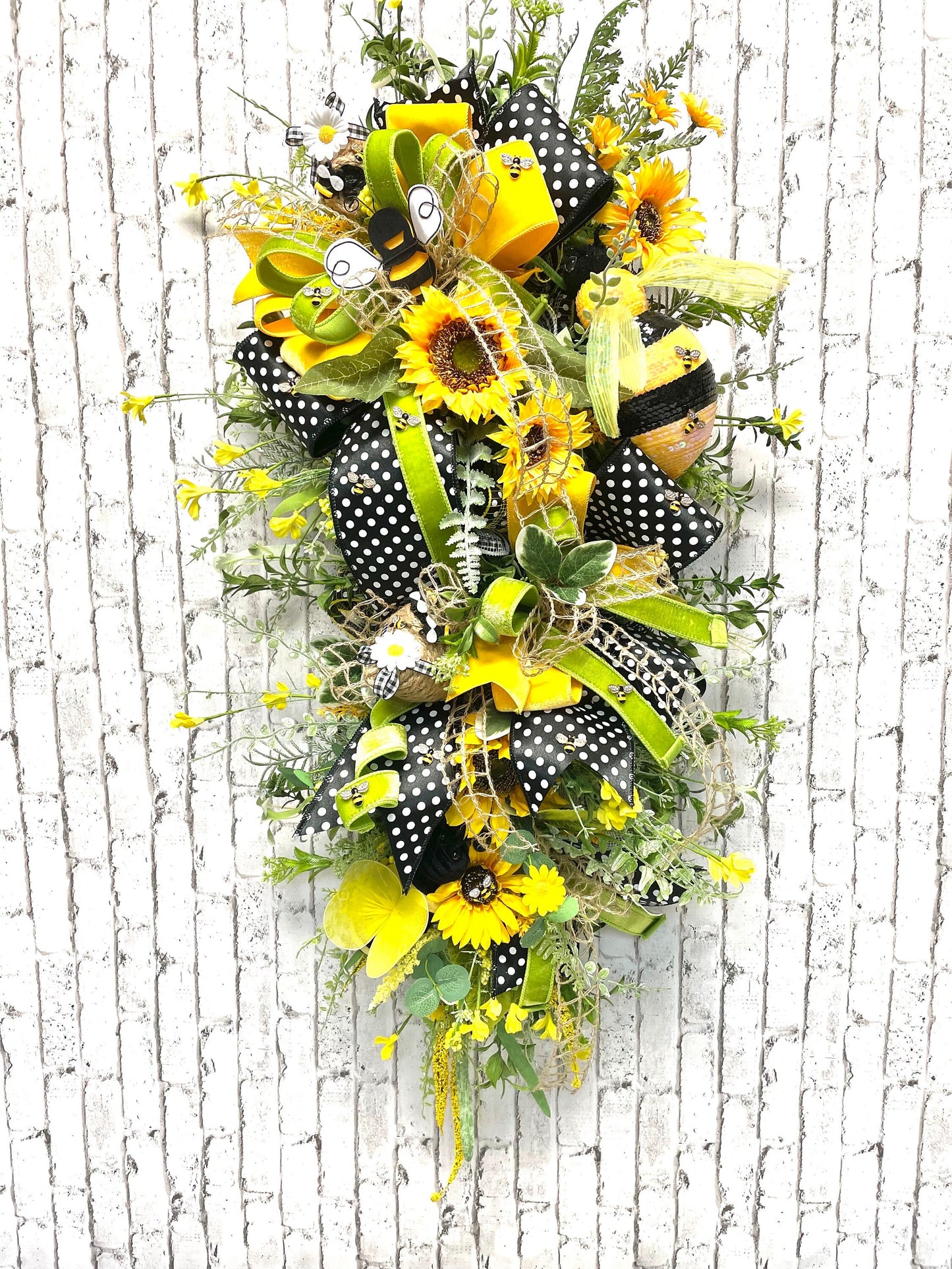 bee swag, spring bee swag, spring swag, summer swag, summer bee swag, bee themed decor, bee decor, free shipping.