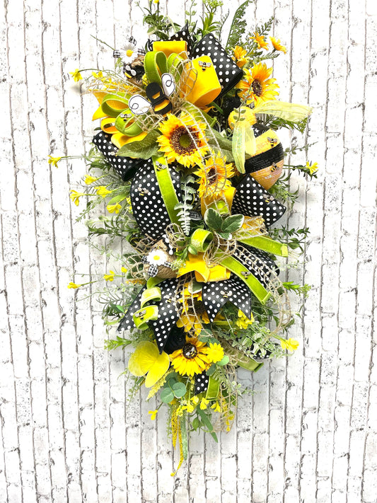 bee swag, spring bee swag, spring swag, summer swag, summer bee swag, bee themed decor, bee decor, free shipping.