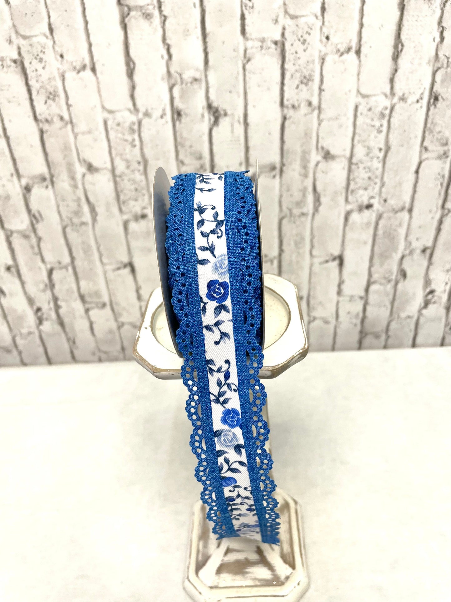 RGA859125, white with multi blue roses