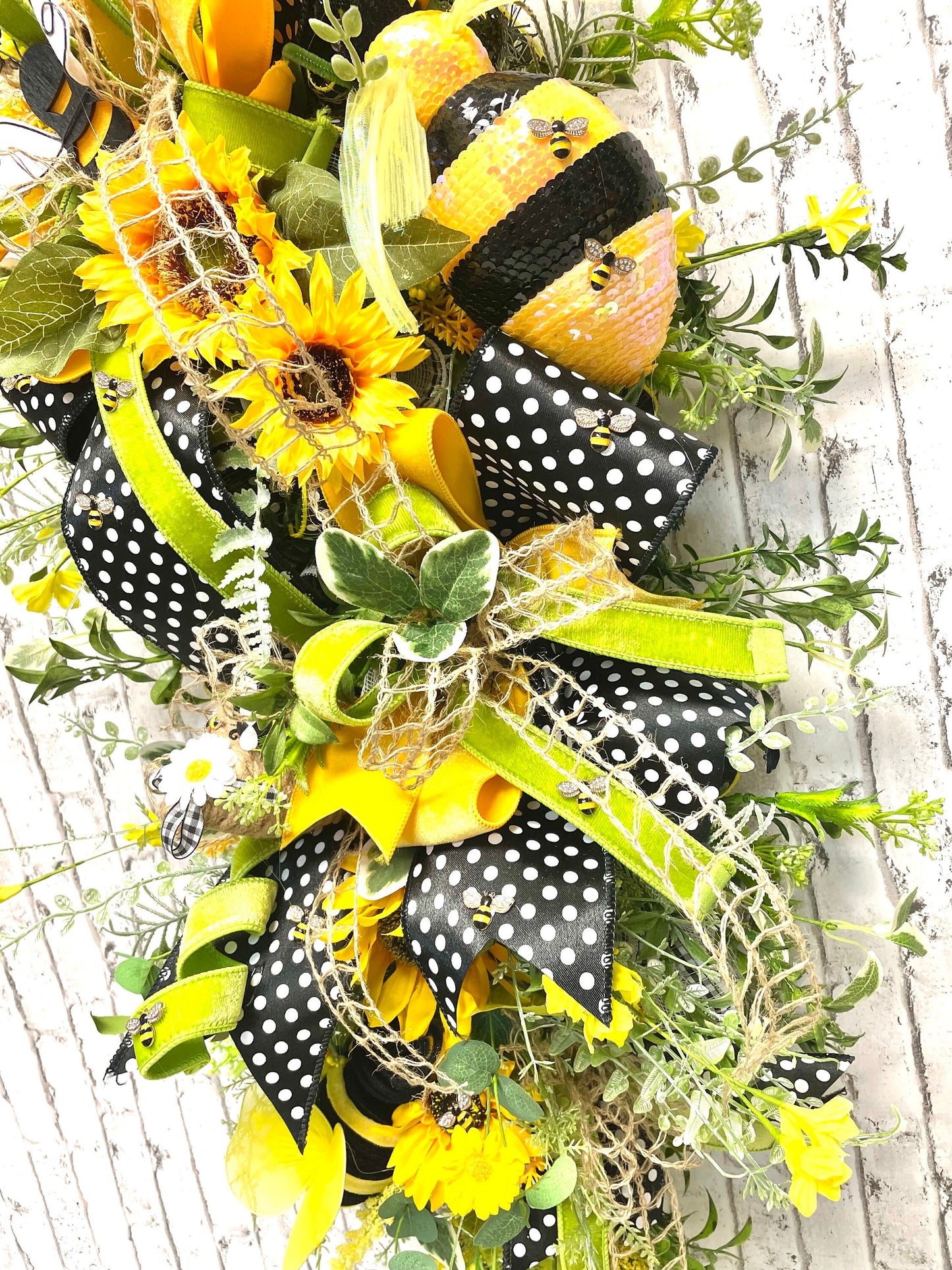 bee swag, spring bee swag, spring swag, summer swag, summer bee swag, bee themed decor, bee decor, free shipping.