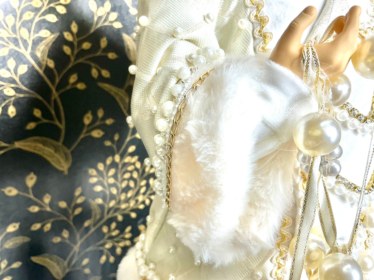 Pear and Jewel Champagne Santa, 4415583