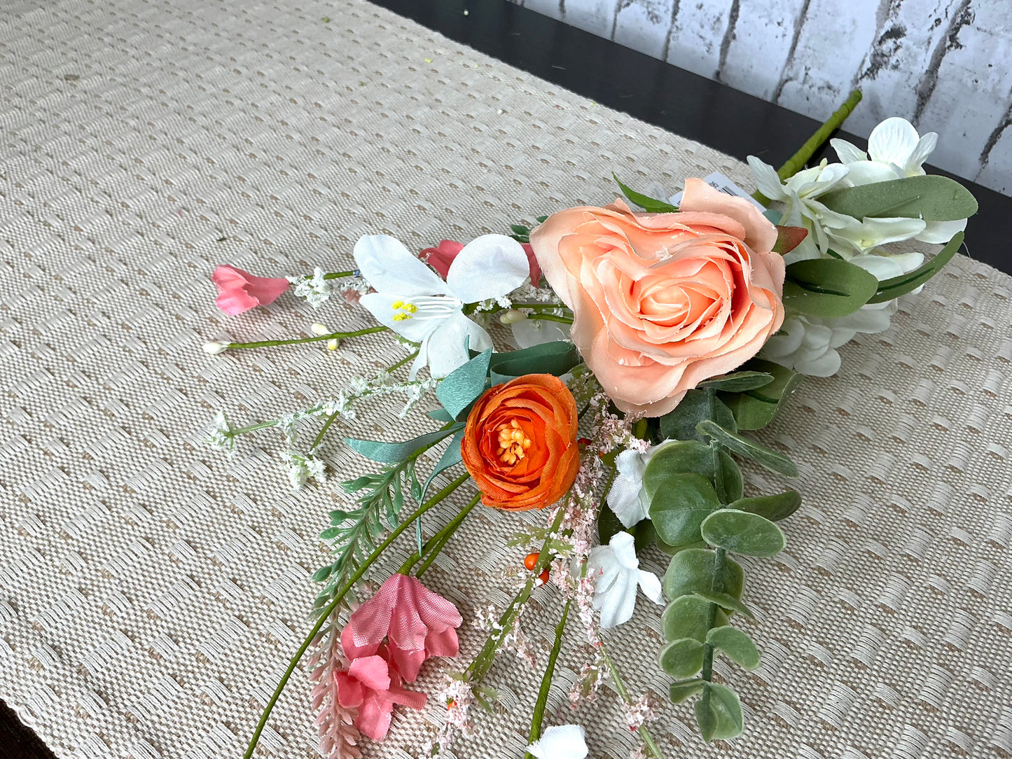 Orange rose/hydrangea flower spray, FH814795