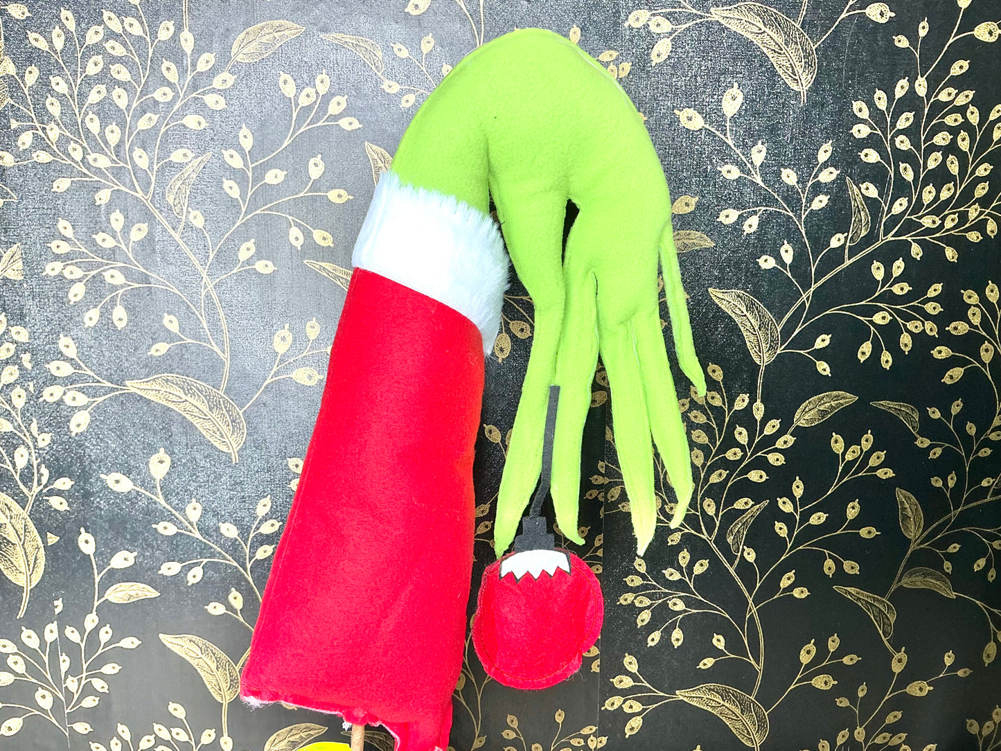 Green monster hand holding an ornament, 85512RWG