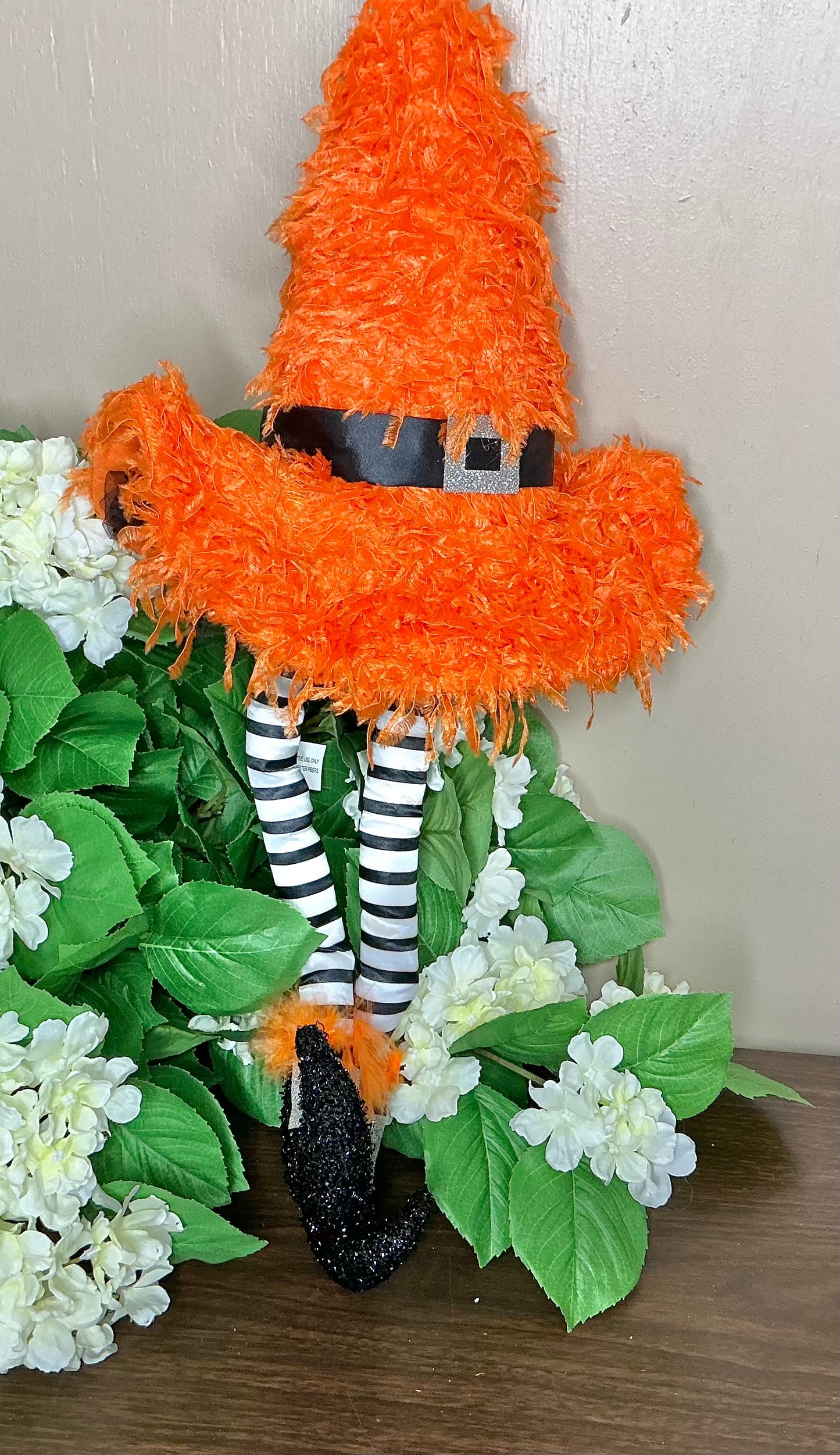 Furry witch hat w legs wreath attachment, HH7522