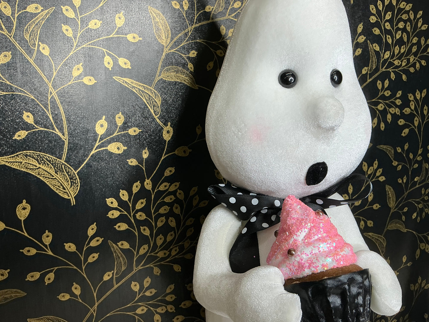 Ghost with cupcake, December diamonds, 08-00142