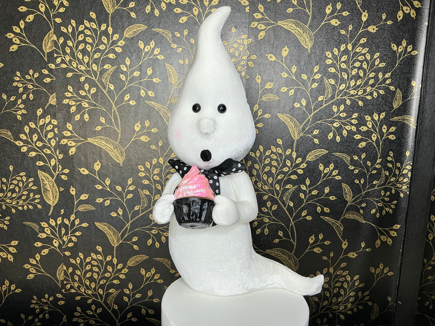 Ghost with cupcake, December diamonds, 08-00142