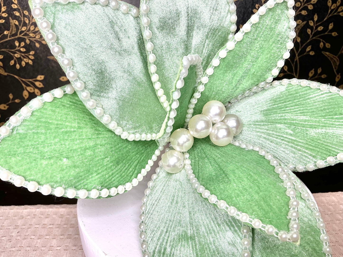 Green poinsettia with pearls, XS420031