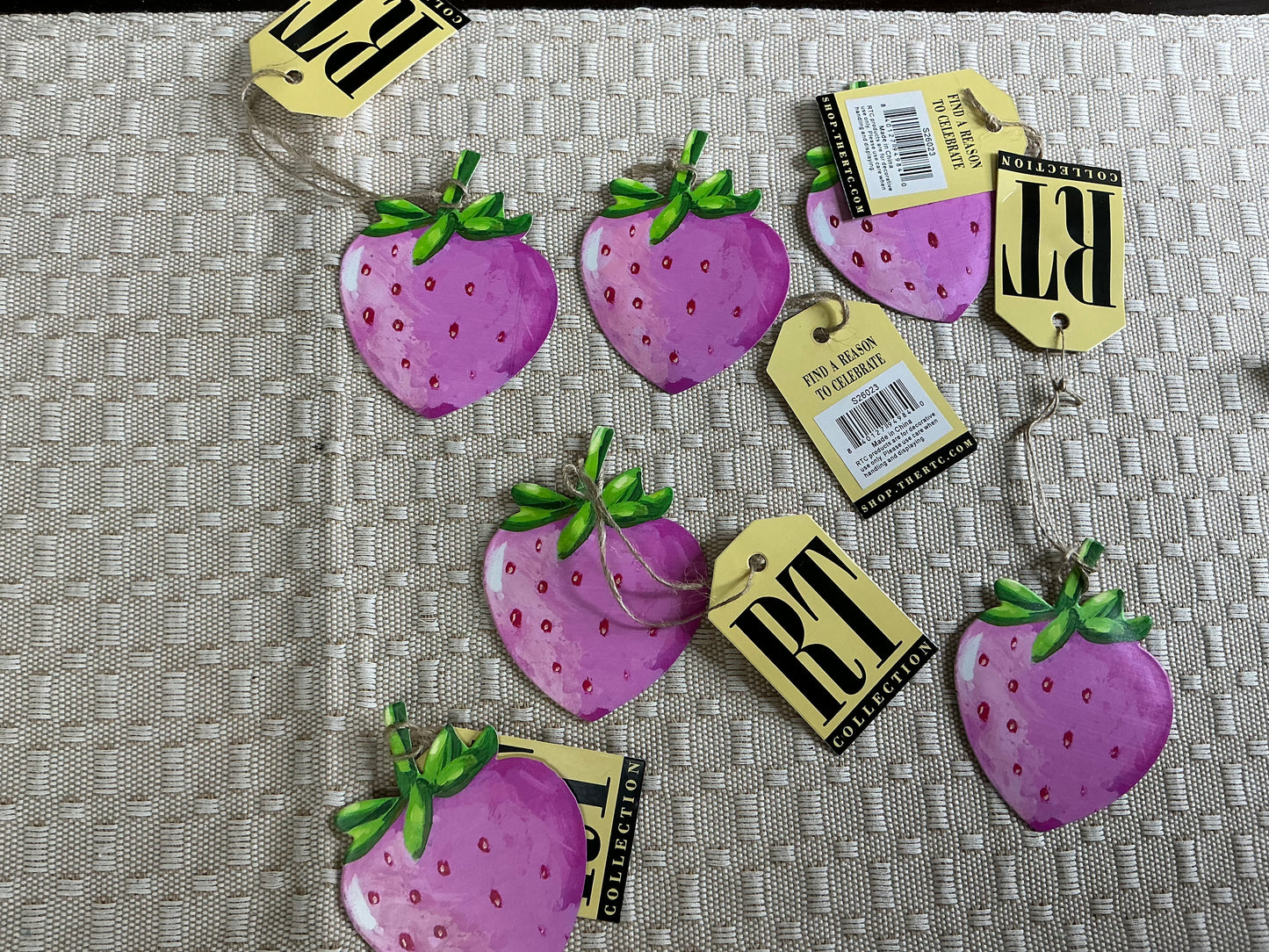 Strawberry magnet - Round Top collection
