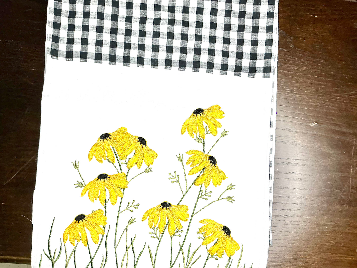 Check table runner with daisies, D Stevens, 18-2910