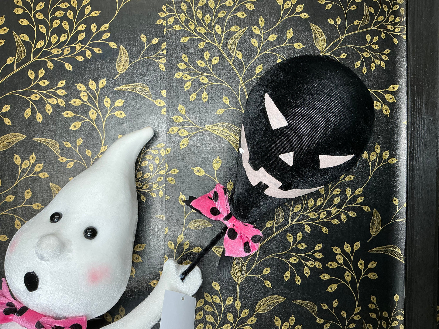 Ghost with balloon, December diamonds, 08-00144