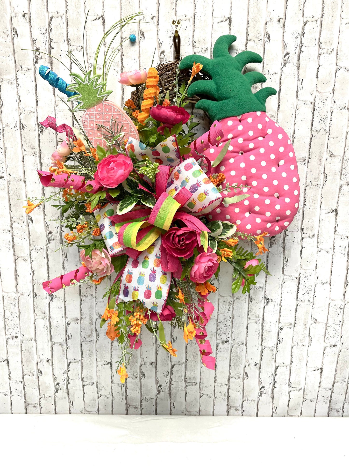 Pineapple wreath, summer wreath, patio decor, summer decor, pool party decor, pineapple decor, summer party decor, shipping included