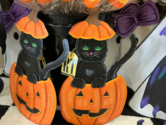 Cat in a Jack o lantern, Round Top Collection