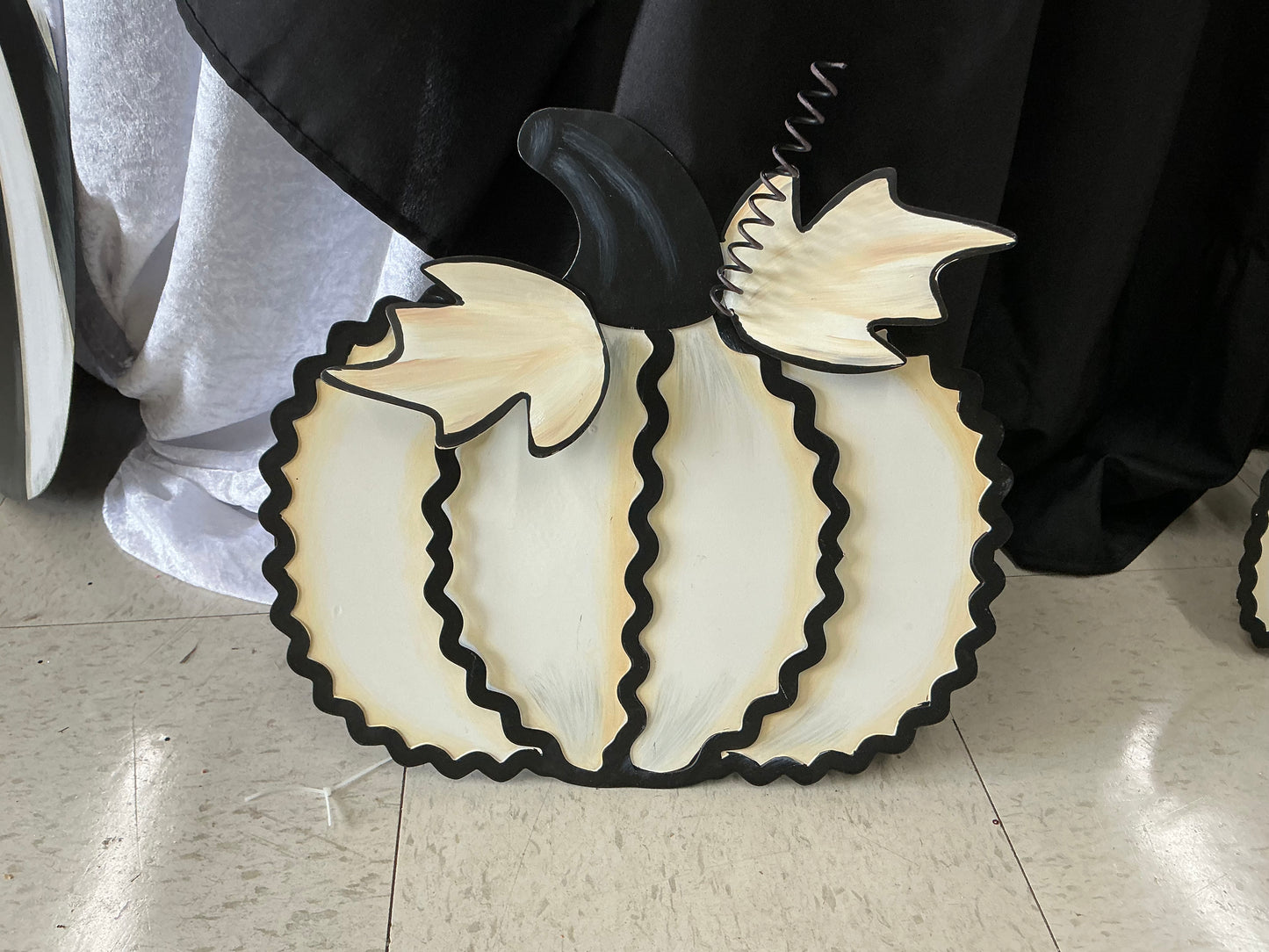 White w/black pumpkins, Round Top Collection