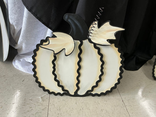 White w/black pumpkins, Round Top Collection