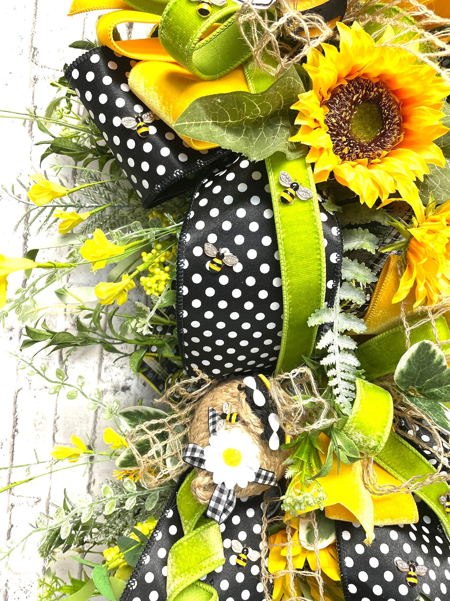 bee swag, spring bee swag, spring swag, summer swag, summer bee swag, bee themed decor, bee decor, free shipping.