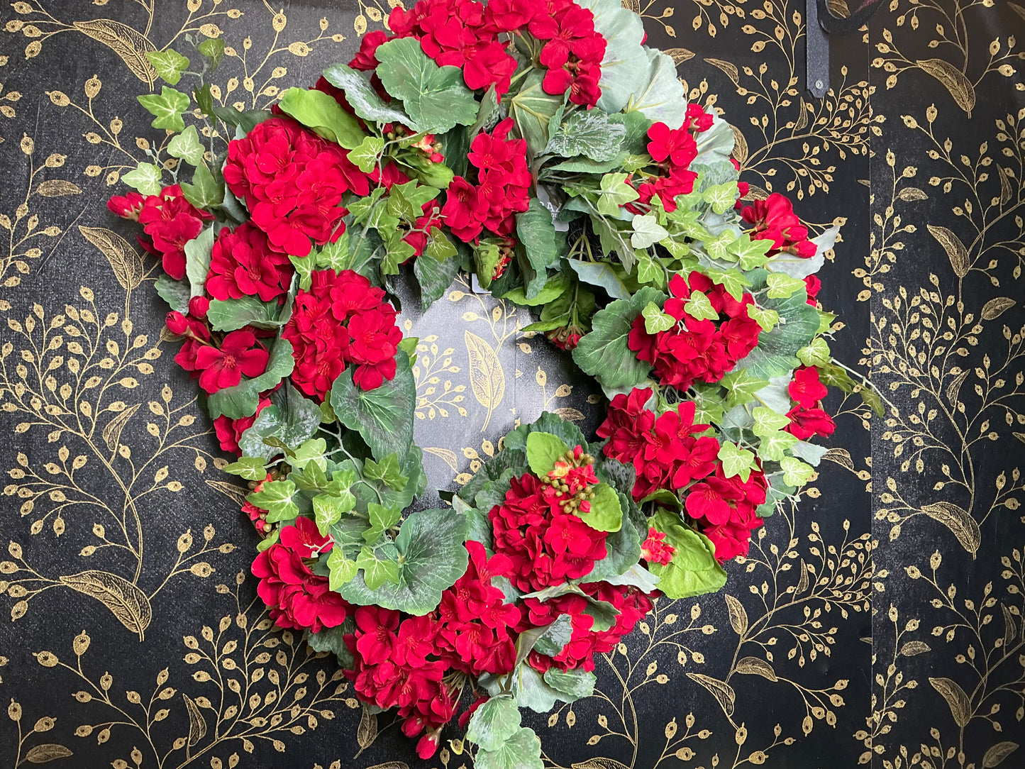 Red Geranium and Kalanchoe Wreath - W4402057