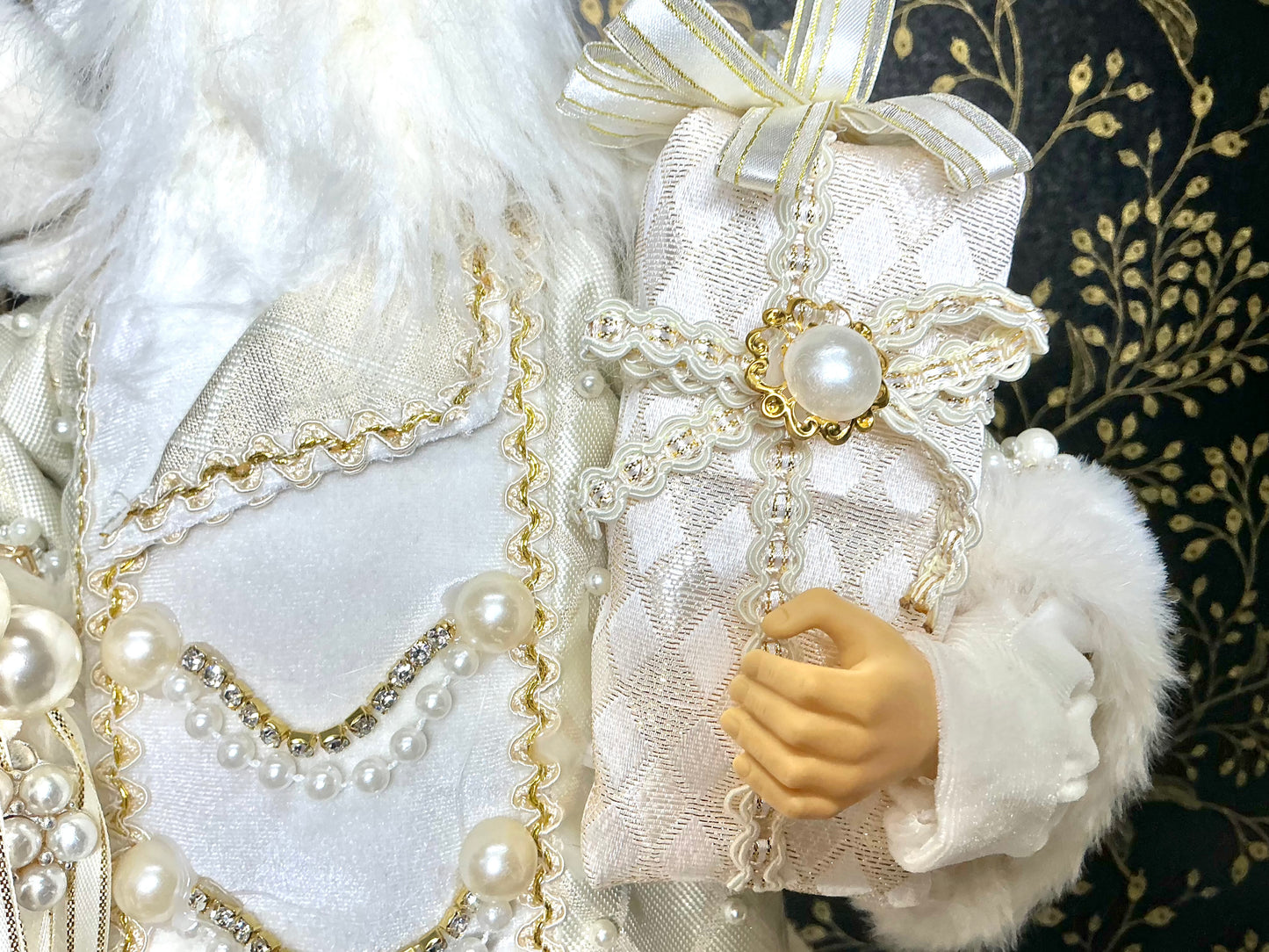 Pear and Jewel Champagne Santa, 4415583