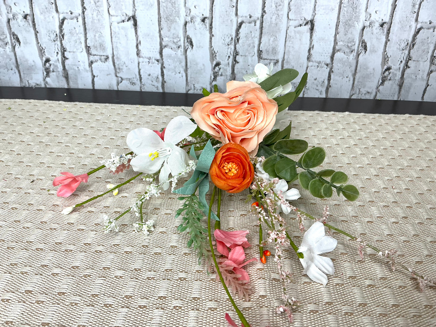 Orange rose/hydrangea flower spray, FH814795