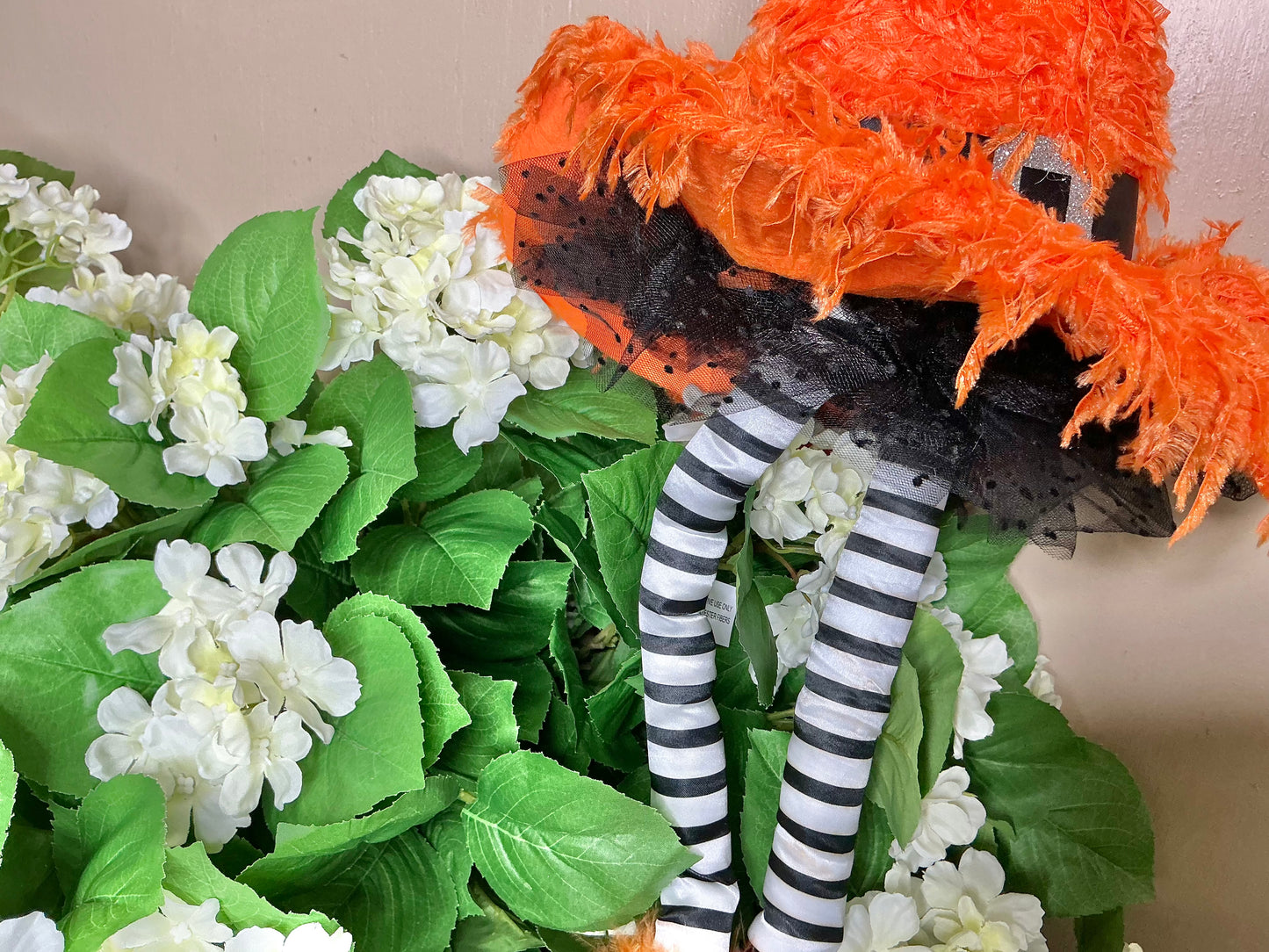 Furry witch hat w legs wreath attachment, HH7522