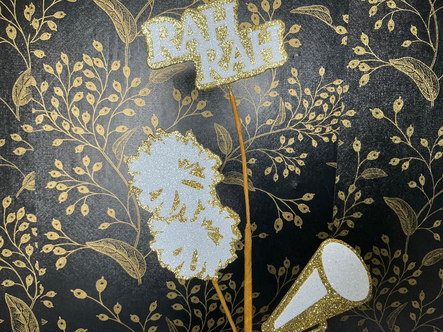 Cheer Pick, White/Gold