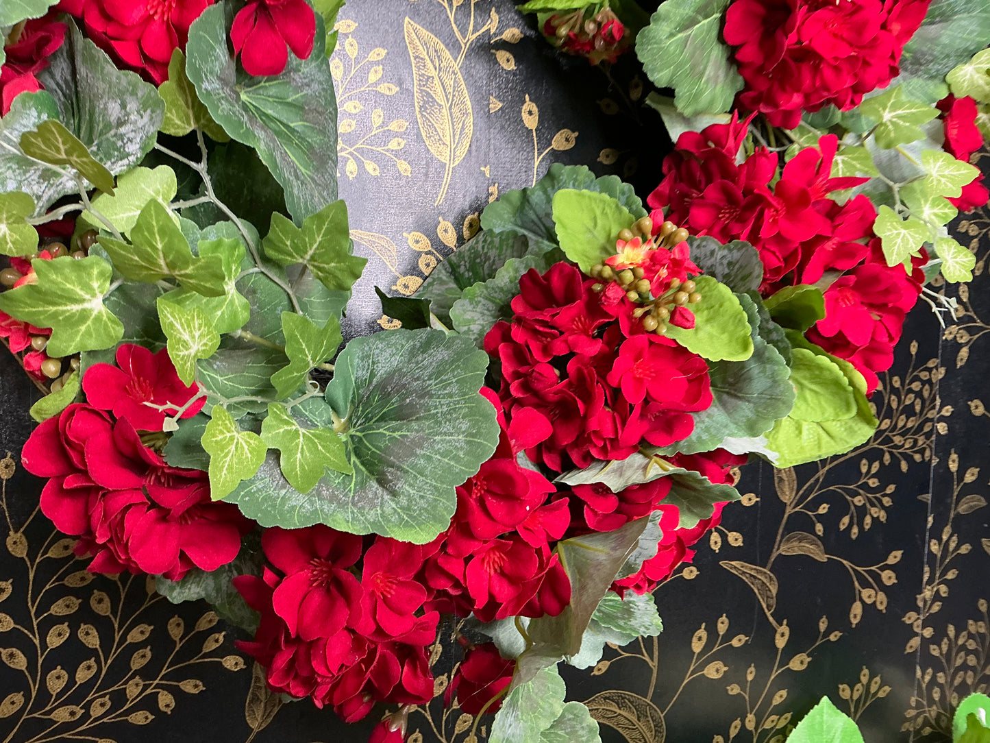 Red Geranium and Kalanchoe Wreath - W4402057