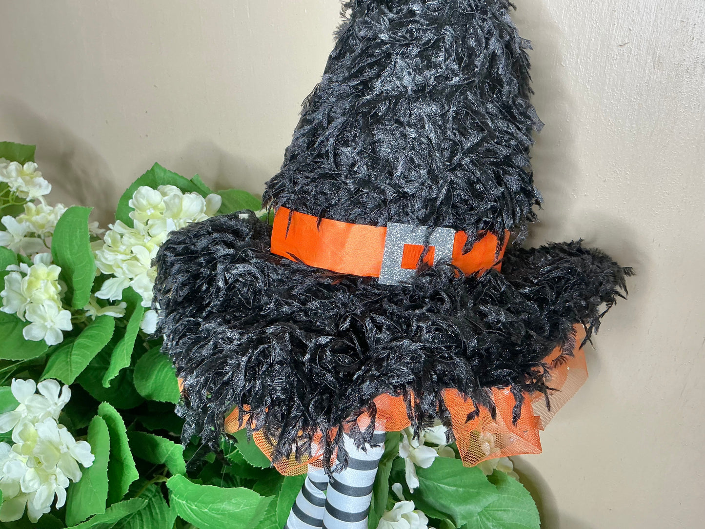 Furry witch hat w legs wreath attachment, HH7522