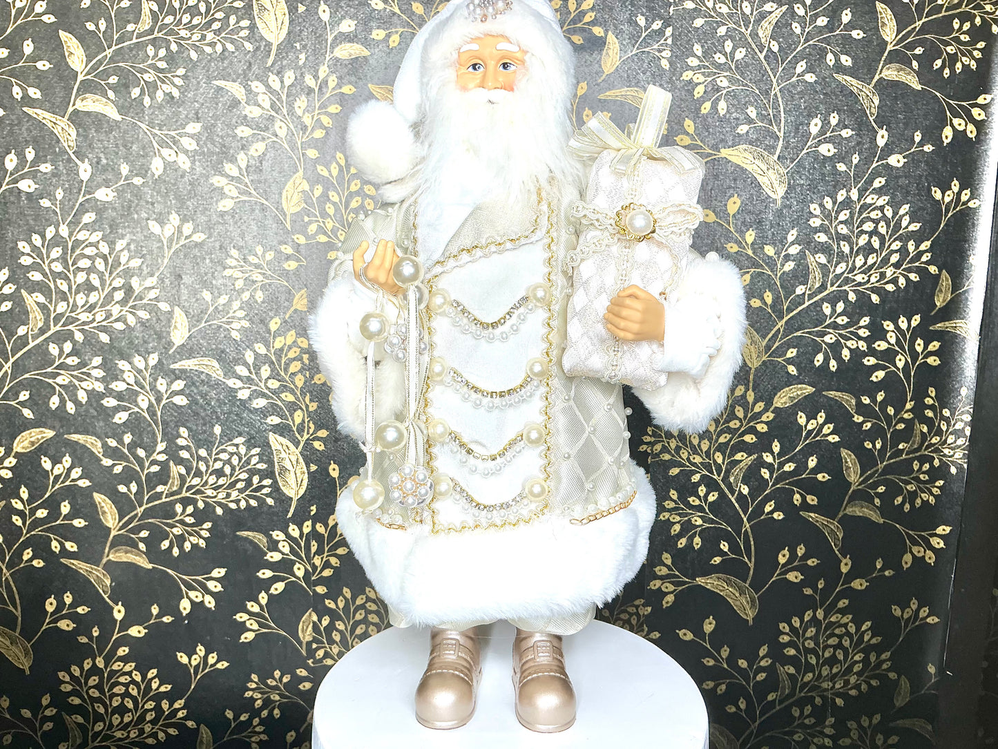 Pear and Jewel Champagne Santa, 4415583